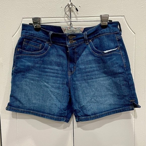Levi's 4in Jean Shorts - Picture 1 of 10